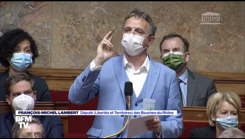 le député des Bouches-du-Rhône sort "un joint" devant l'Assemblée nationale lors d'un débat sur la légalisation du cannabis